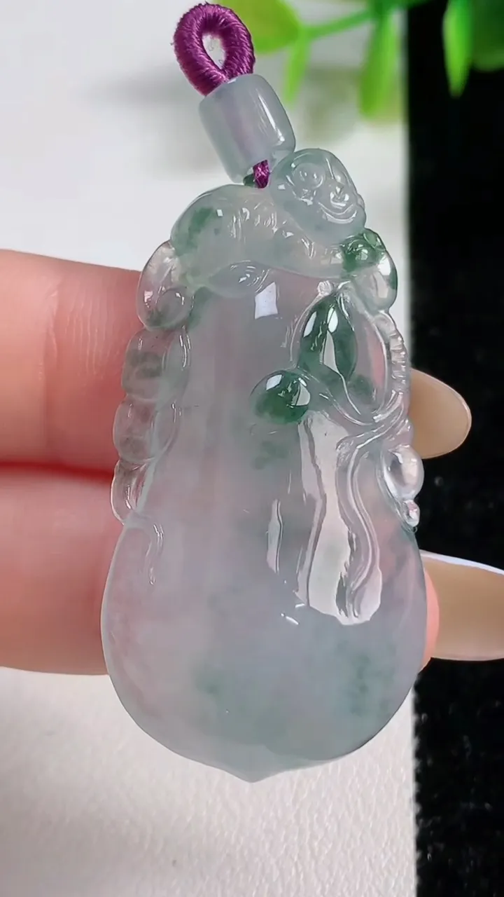 天然A货翡翠冰种飘花福瓜吊坠，尺寸44-22.4-8.3，重量:12.81g
11月10日