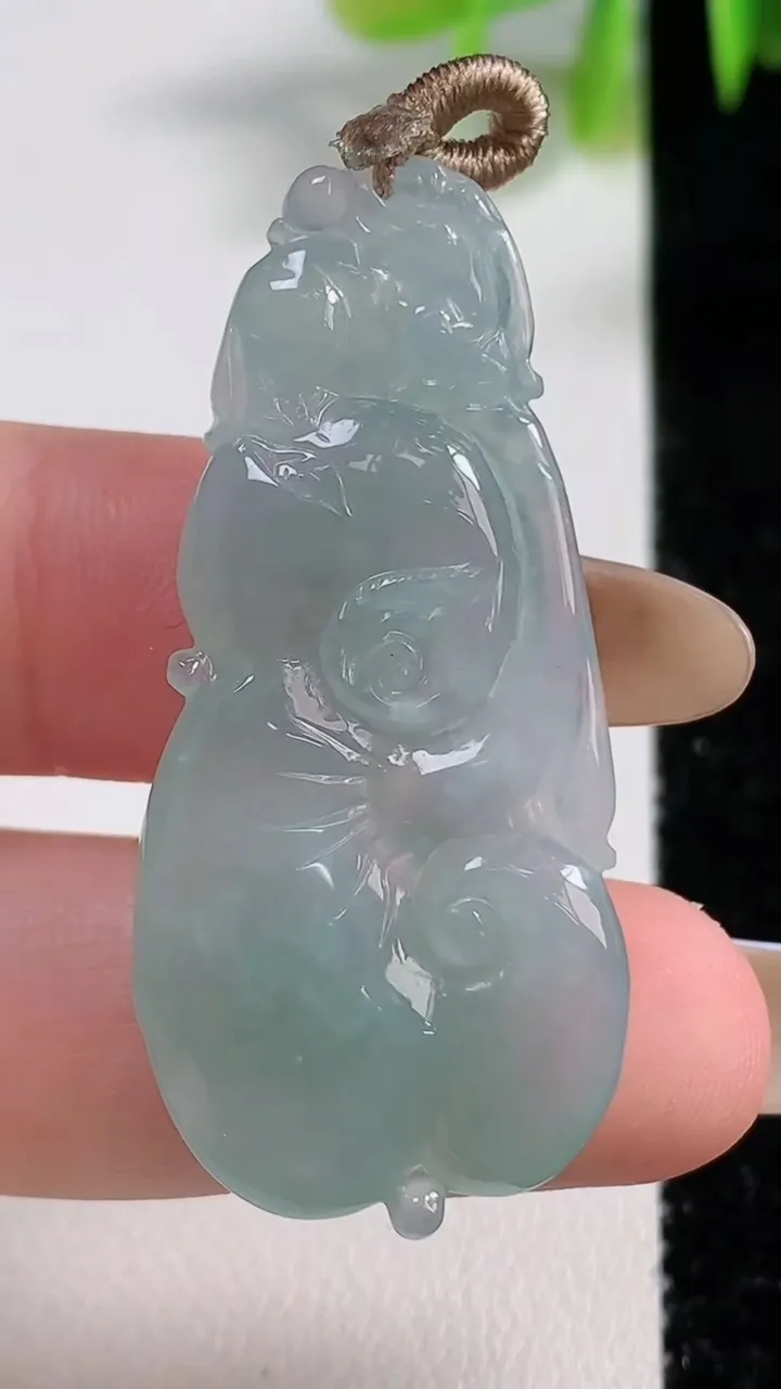 天然A货翡翠如意吊坠，尺寸44.8-20-5.5，重量:8.07g
11月10日
