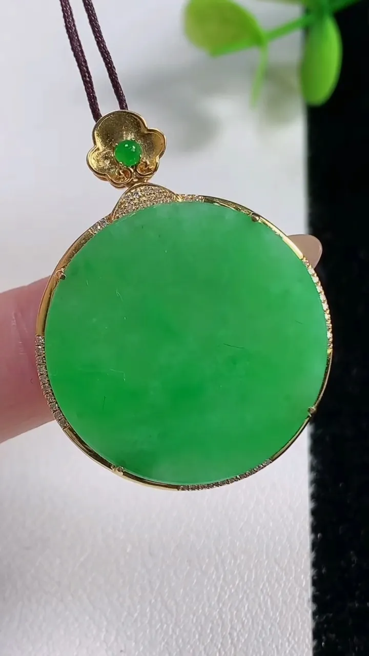 天然A货翡翠无事牌吊坠，尺寸36-27.7-4.9裸石25.4，重量:6.95g
11月10日