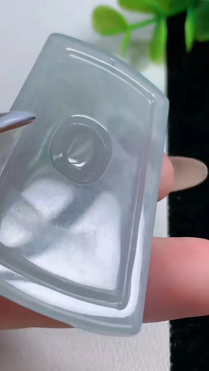 天然A货翡翠观音头吊坠，尺寸57.5-33.5-6.2，重量:25.69g
11月10日