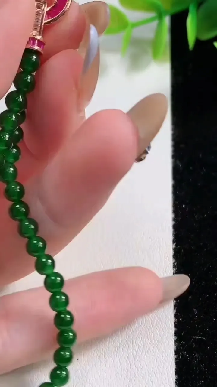 天然A货翡翠小米圆珠手串45颗，尺寸4，重量:6.57g11月10日
工厂直销收藏佳品,种好水足，色泽均匀，有种有色，上手高大气！