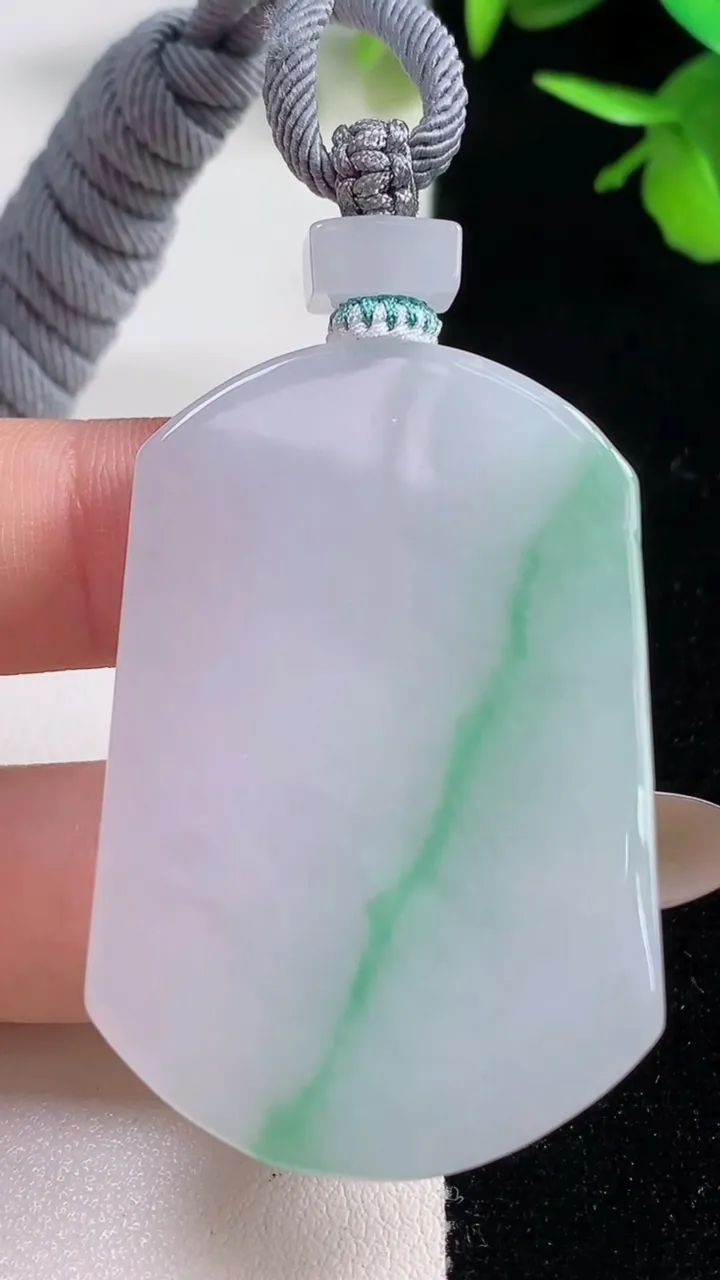 天然A货翡翠无事牌吊坠，尺寸47.3-32-6.2，重量:28.27g
11月10日