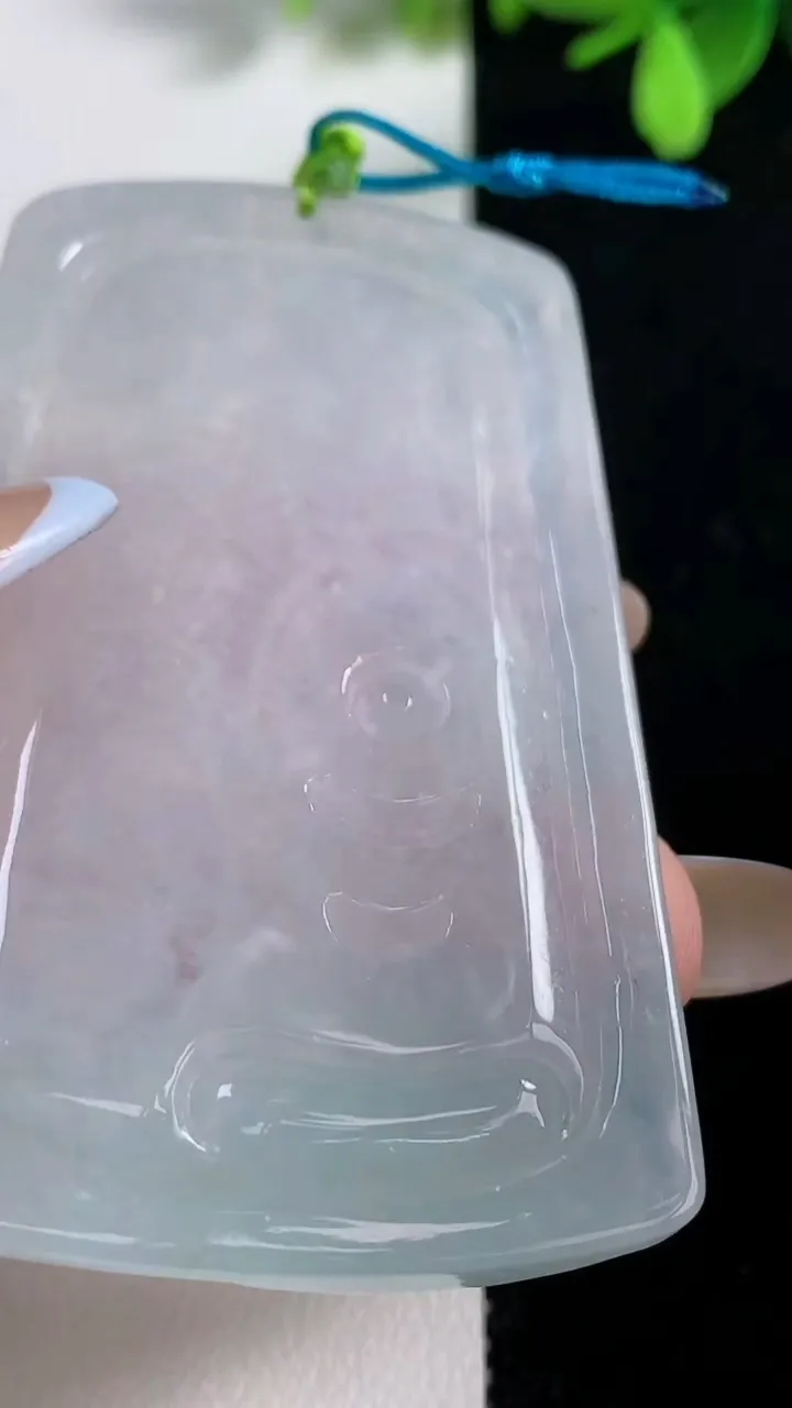 天然A货翡翠虚空藏菩萨吊坠，尺寸64-40.3-6.1，重量:33.97g
11月10日