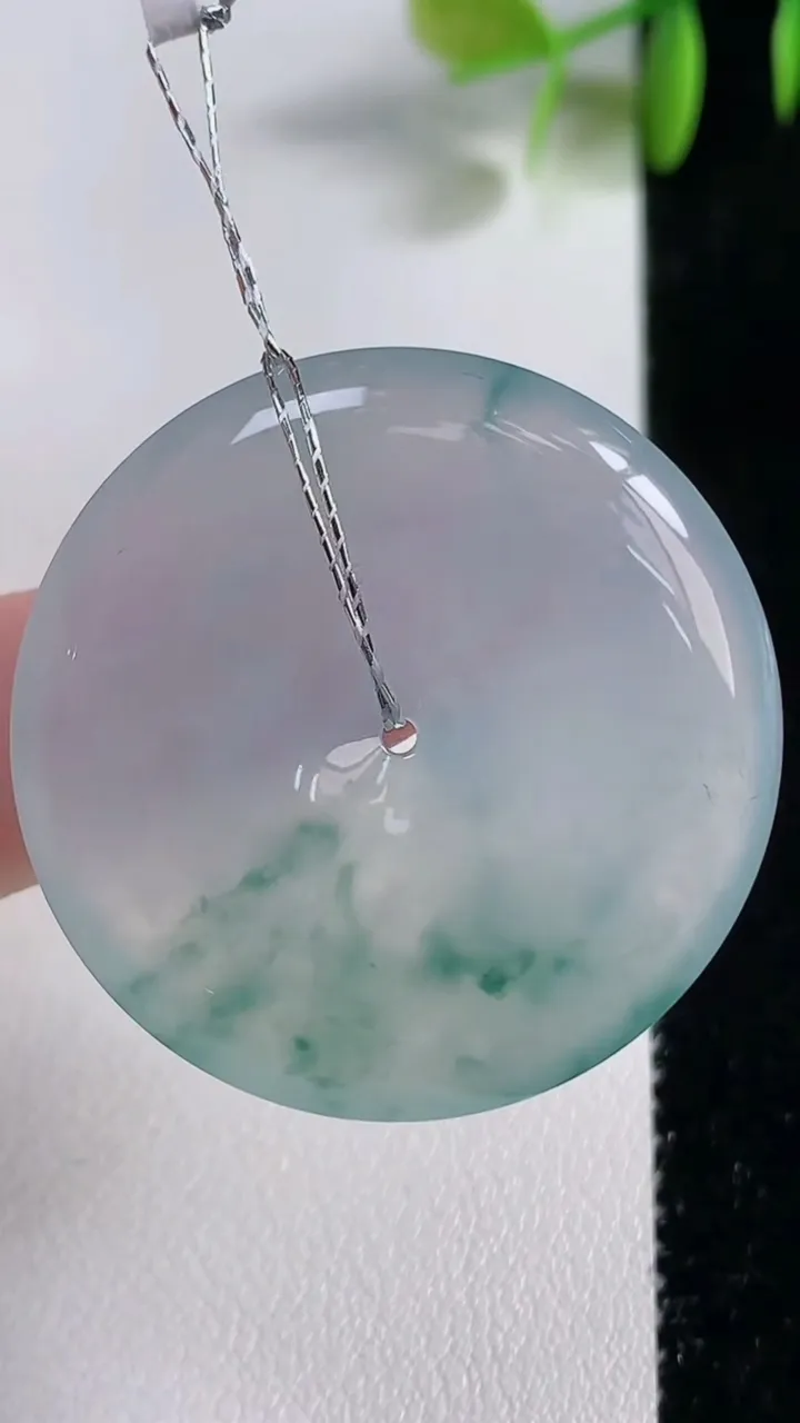 天然A货翡翠种飘花平安扣吊坠，尺寸35.2-5.9，重量:15.69g
11月10日