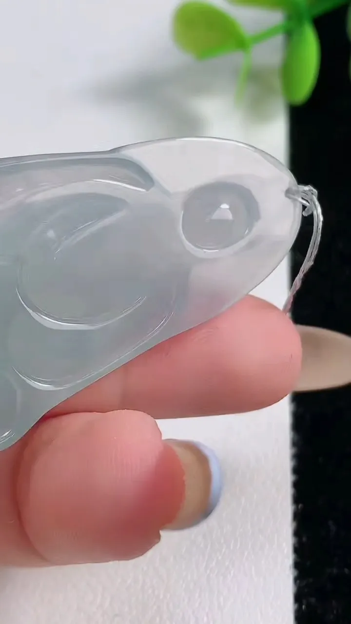 天然A货翡翠素衣观音菩萨吊坠，尺寸49.3-28-5.8，重量:12.87g
11月10日