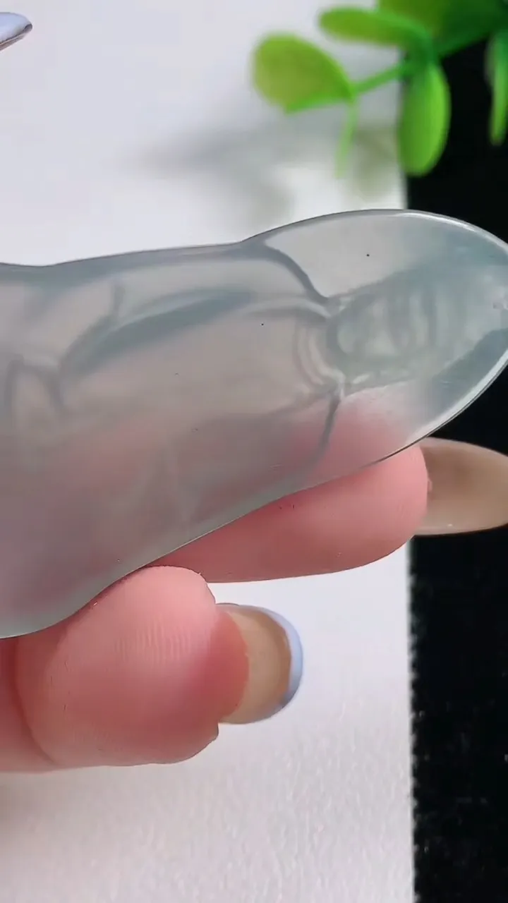 天然A货翡翠素衣观音菩萨吊坠，尺寸49-27.3-5，重量:11.26g
11月10日