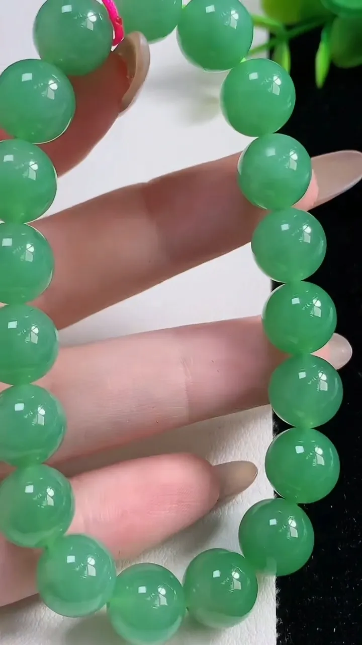 天然A货翡翠圆珠手串19颗，尺寸10.3，重量:35.63g11月10日
工厂直销收藏佳品,种好水足，色泽均匀，有种有色，上手高大气！