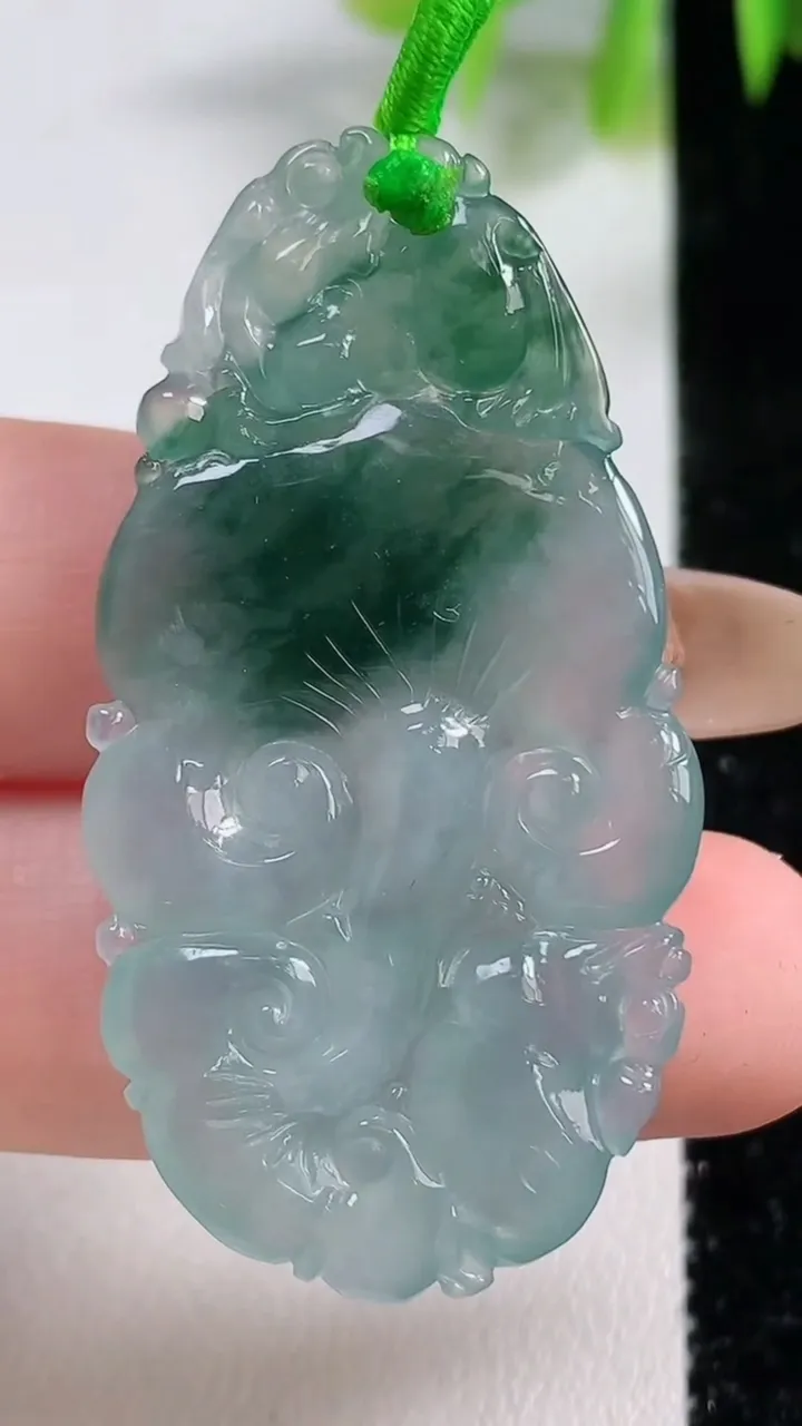 天然A货翡翠冰种飘花如意吊坠，尺寸46.2-24.5-4.6，重量:9.49g
11月10日