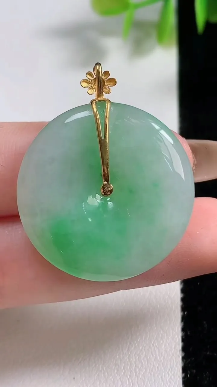 天然A货翡翠平安扣吊坠，尺寸28.8-5，重量:9.00g
11月10日
