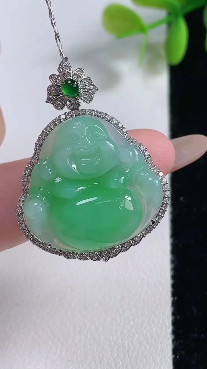 天然A货翡翠佛公吊坠，尺寸33-25.7-8.2裸石21.4-22.8，重量:6.44g
11月10日