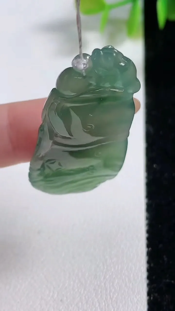 天然A货翡翠节节高升 竹节吊坠，尺寸40.5-19.8-4.3，重量:8.18g
11月10日