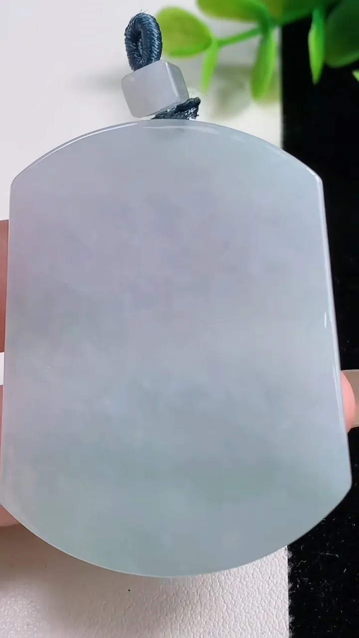 天然A货翡翠无事牌吊坠，尺寸52.6-39.4-5.5，重量:32.09g
11月10日