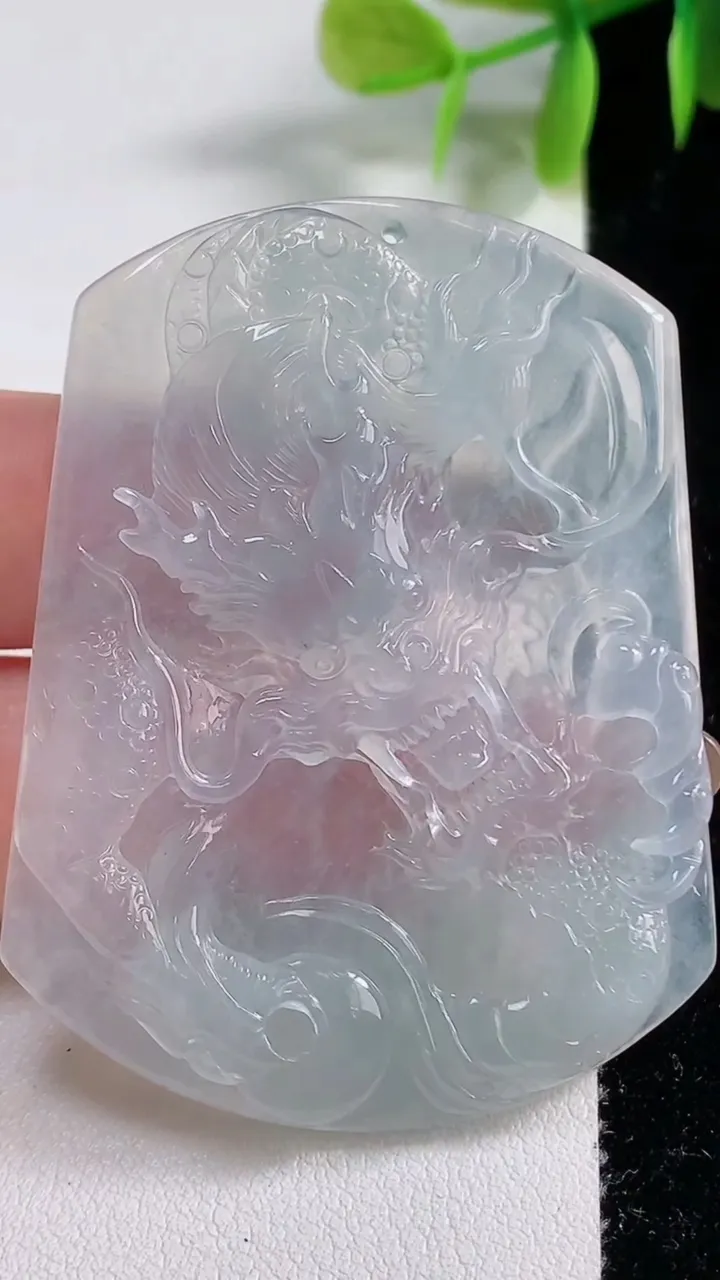 天然A货翡翠龙牌吊坠，尺寸54.7-41.8-5，重量:22.25g
11月10日