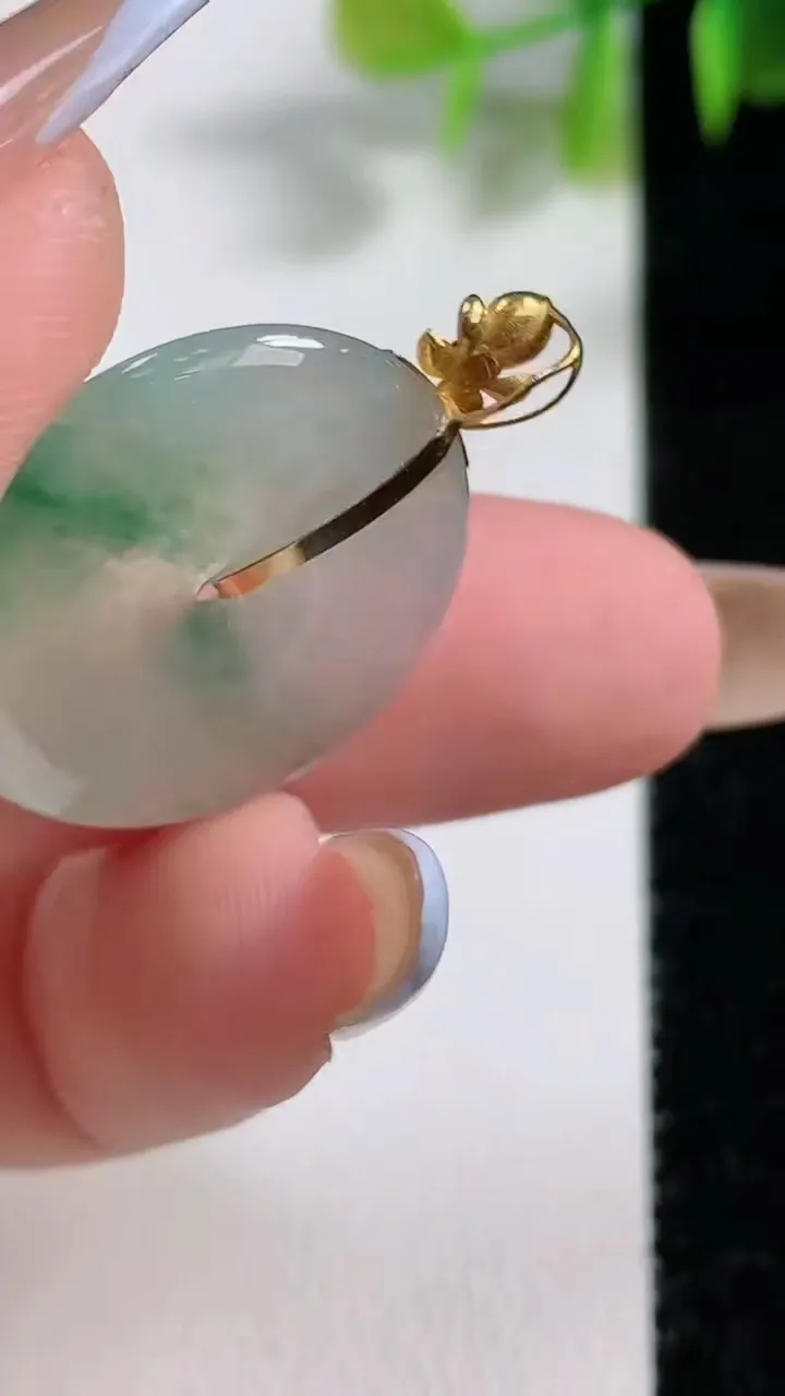 天然A货翡翠种飘花平安扣吊坠，尺寸22.8-3.5，重量:4.22g
11月10日