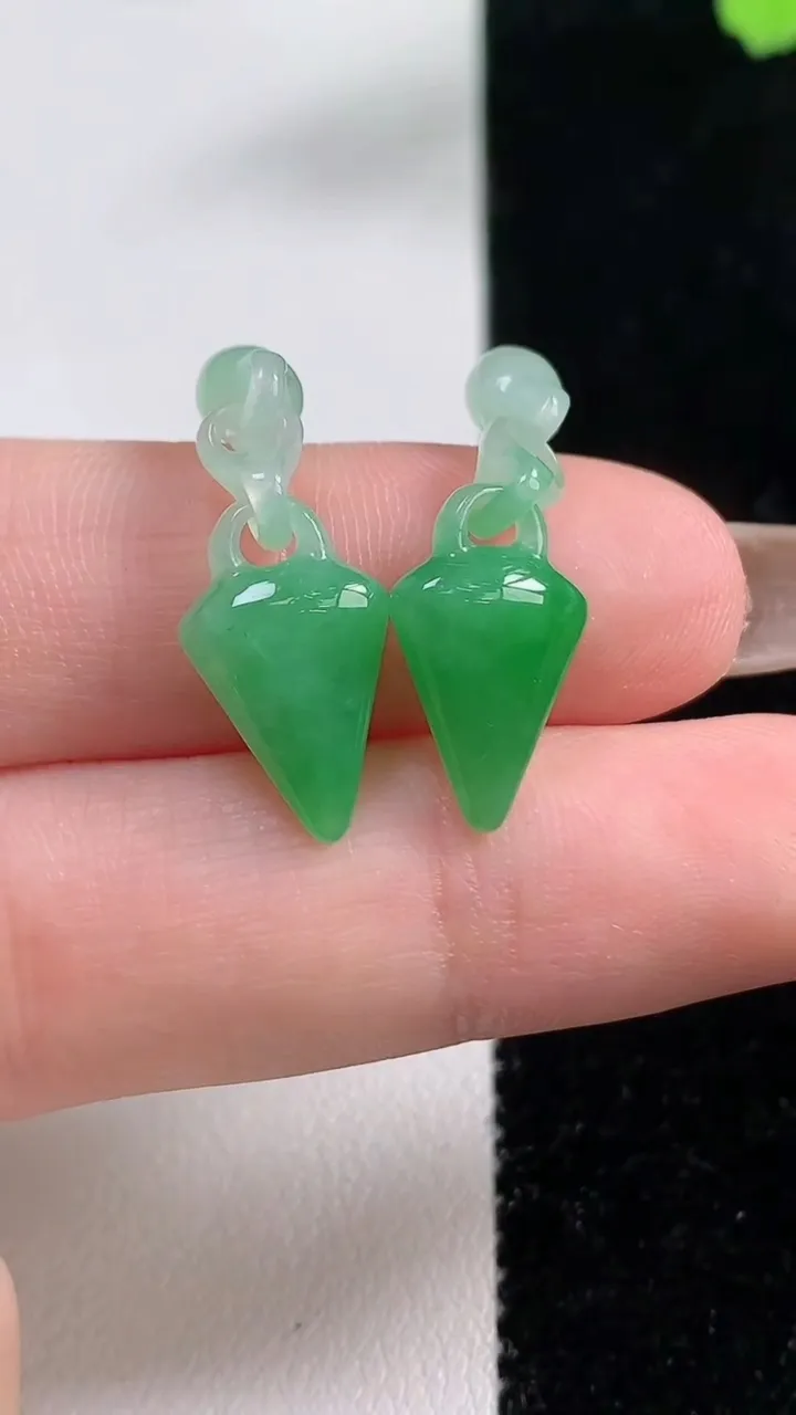 天然A货翡翠随形吊坠一对，尺寸27-9.4-4.7，重量:2.53g
11月10日