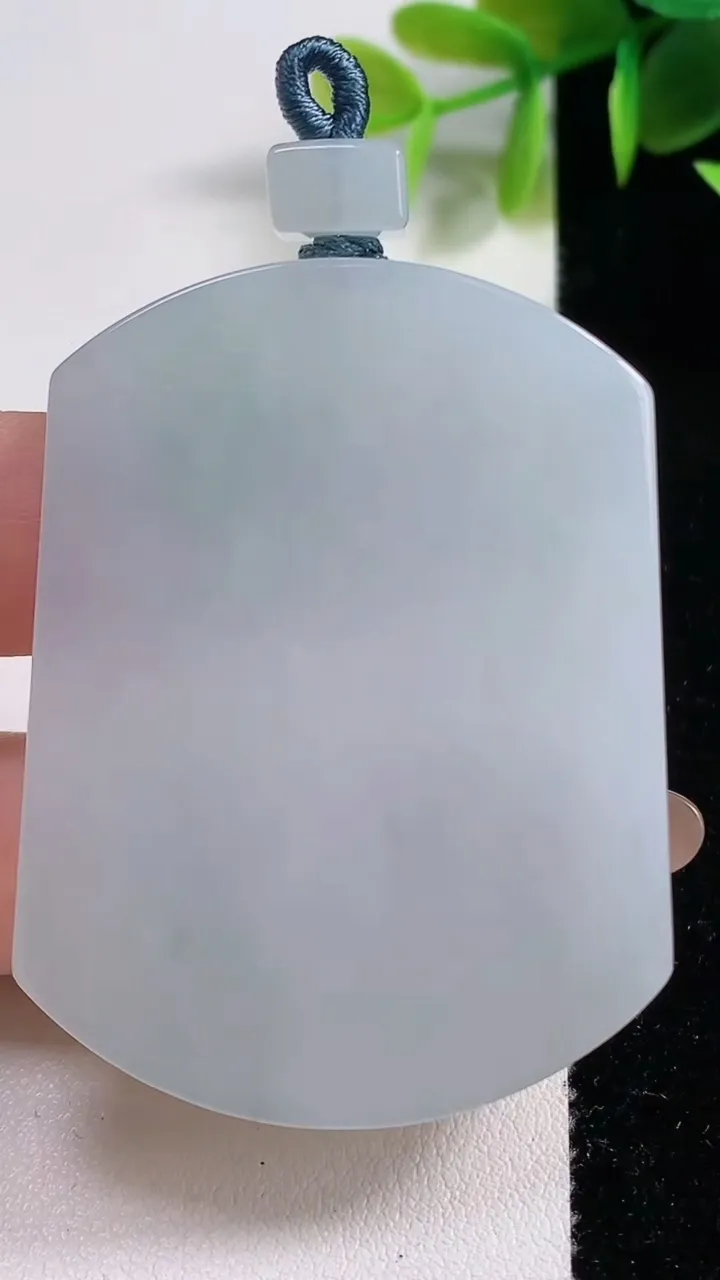 天然A货翡翠无事牌吊坠，尺寸52.7-40.2-6，重量:34.61g
11月10日