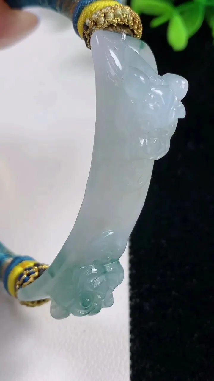 天然A货翡翠冰种飘花貔貅手牌 手绳，尺寸59-14-12，重量28.85g
11月10日