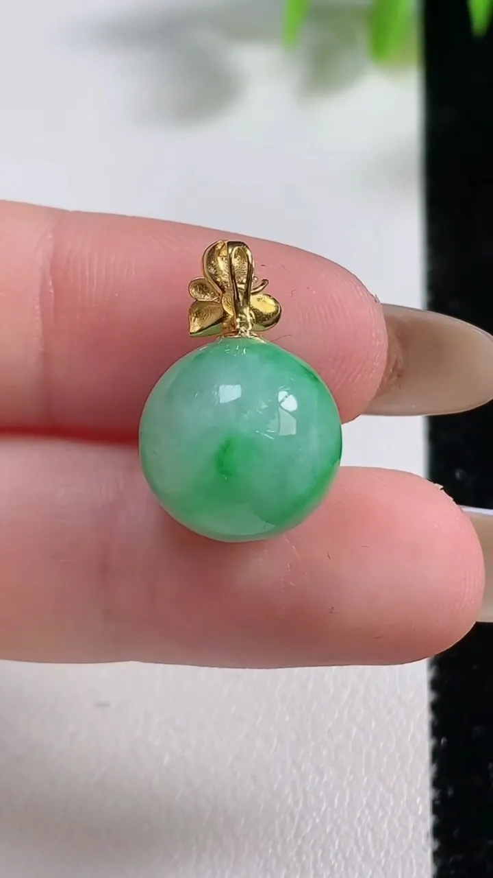 天然A货翡翠圆珠吊坠，尺寸12.7，重量:3.90g
11月10日