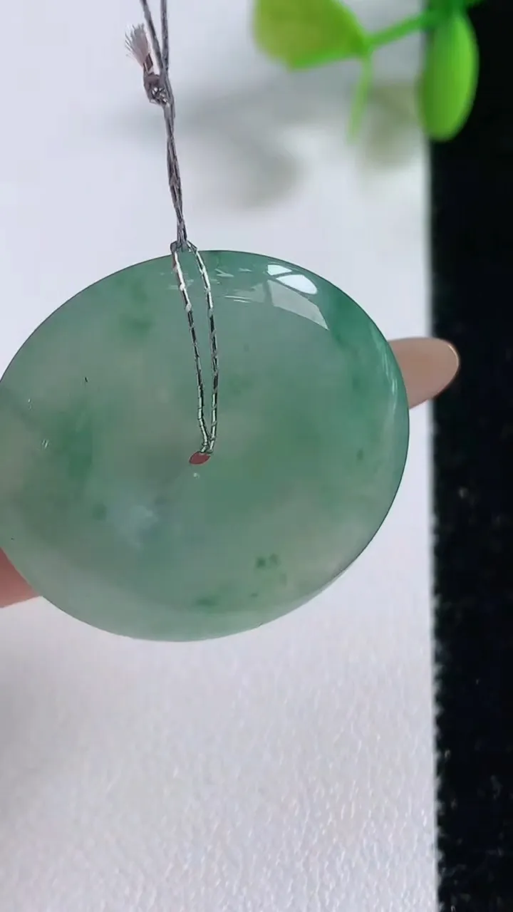 天然A货翡翠花平安扣吊坠，尺寸28.2-5.8，重量:9.62g
11月10日