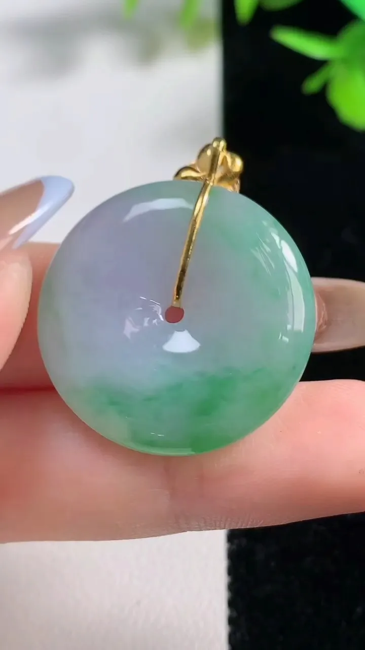 天然A货翡翠平安扣吊坠，尺寸27-5.4，重量:8.81g
11月10日