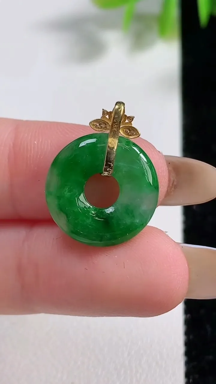 天然A货翡翠平安环吊坠，尺寸16-3.7，重量:2.00g
11月10日