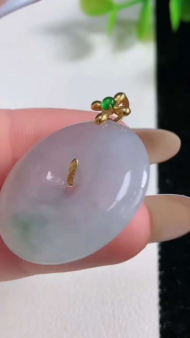 天然A货翡翠种飘花平安扣吊坠，尺寸27-4.7，重量:7.56g
11月10日