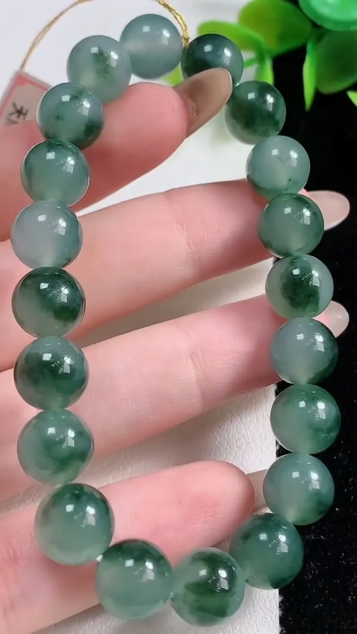 天然A货翡翠种飘花圆珠手串20颗，尺寸9.5，重量:29.70g11月10日
工厂直销收藏佳品,种好水足，色泽均匀，有种有色，上手高大气！