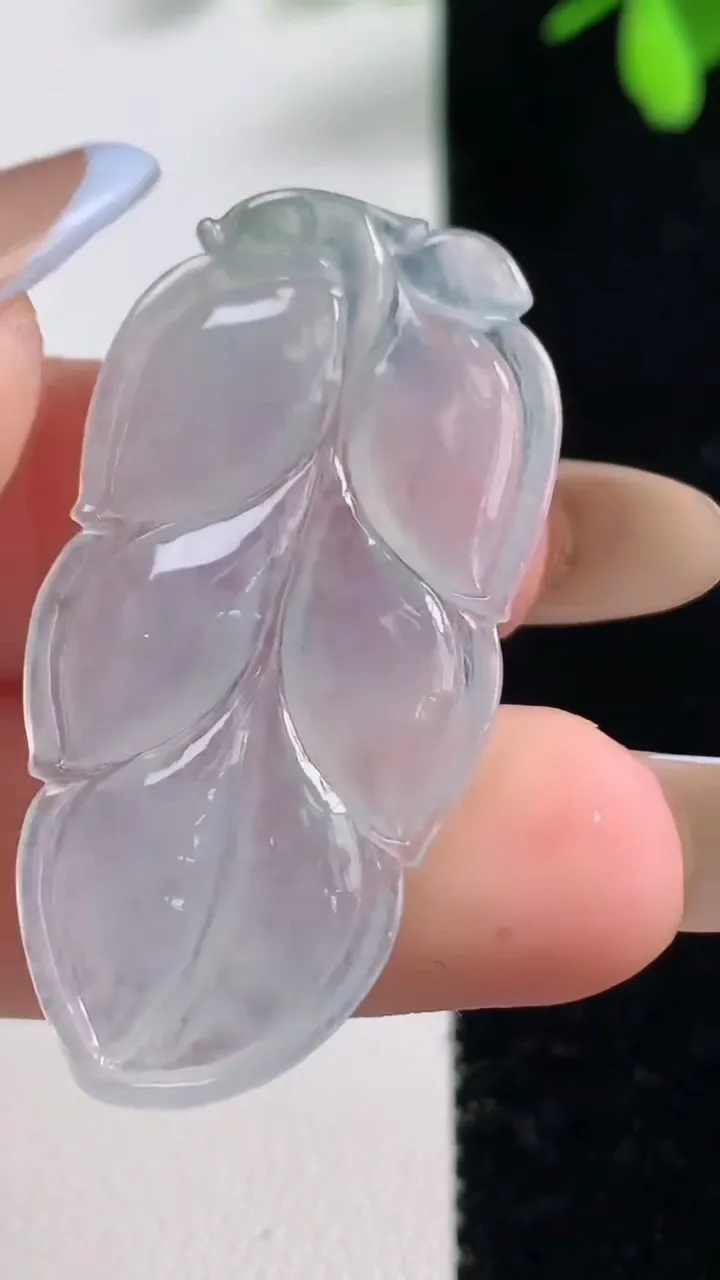 天然A货翡翠金枝玉叶 叶子吊坠，尺寸40-20.3-3，重量:4.77g
11月10日