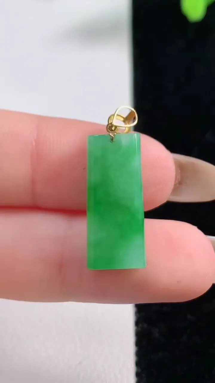 天然A货翡翠无事牌吊坠，尺寸20.4-8.7-3.7，重量:2.23g
11月10日