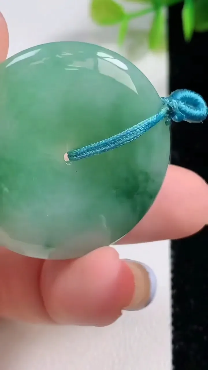 天然A货翡翠平安扣吊坠，尺寸35-5.8，重量:14.96g
11月10日