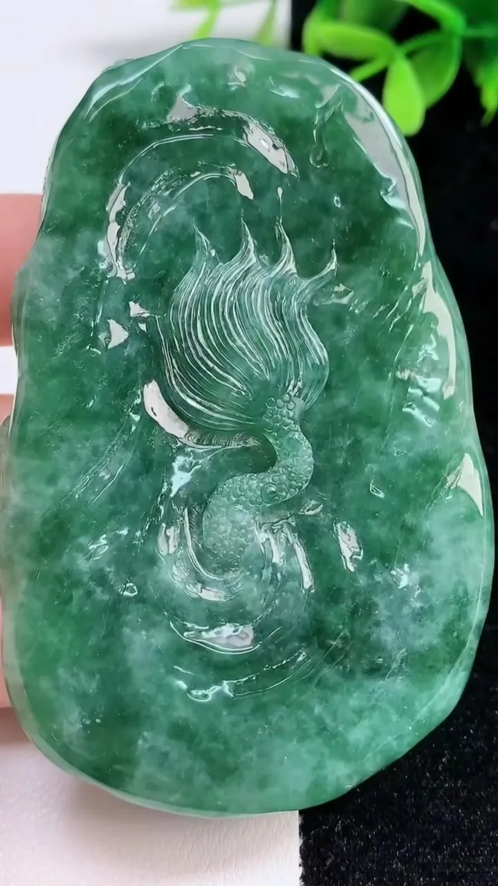 天然A货翡翠龙牌吊坠，尺寸75.7-50.5-11.8，重量:85.80g
11月10日