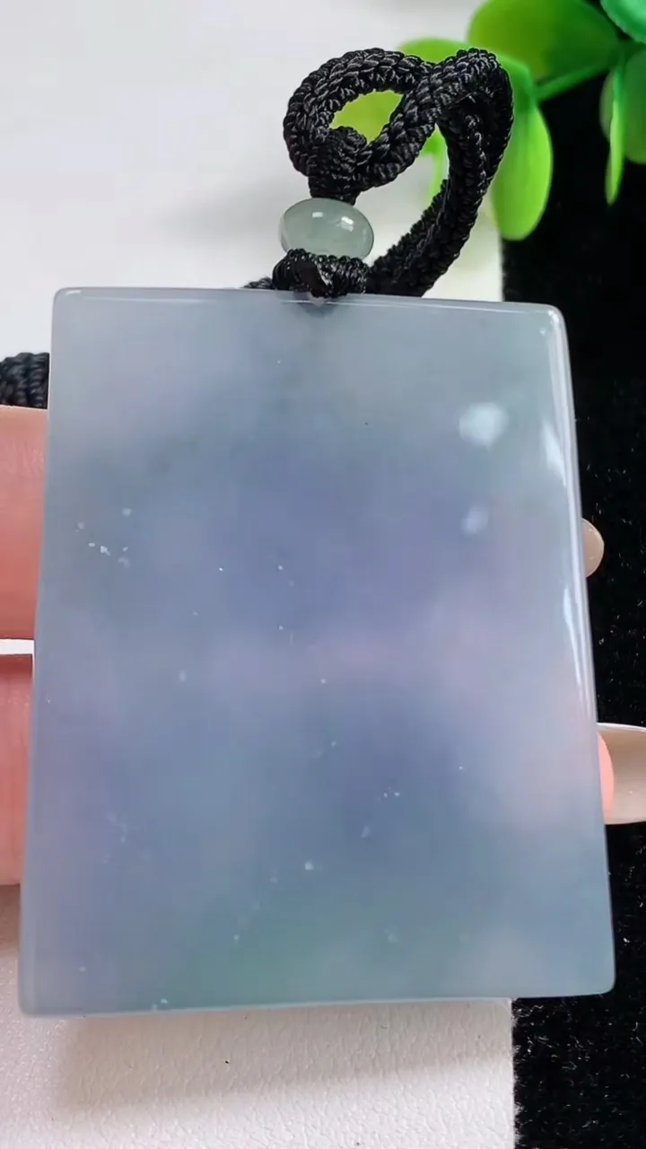 天然A货翡翠冰种春带彩 紫罗兰无事牌吊坠，尺寸48.6-40.4-5.4，重量:32.86g
11月10日