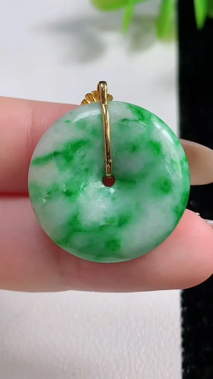 天然A货翡翠平安扣吊坠，尺寸24.2-4.9，重量:6.62g
11月10日