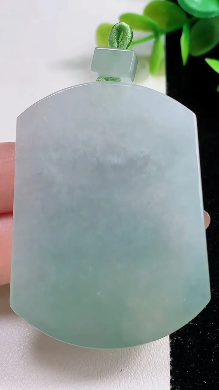 天然A货翡翠无事牌吊坠，尺寸56.3-41.8-5.3，重量:38.57g
11月10日