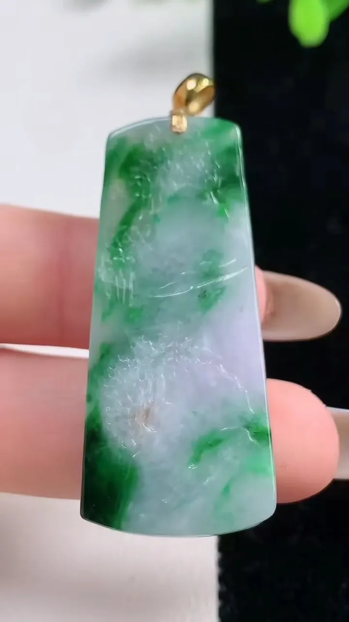 天然A货翡翠山水牌吊坠，尺寸44.2-19.4-5.8，重量:10.64g
11月10日