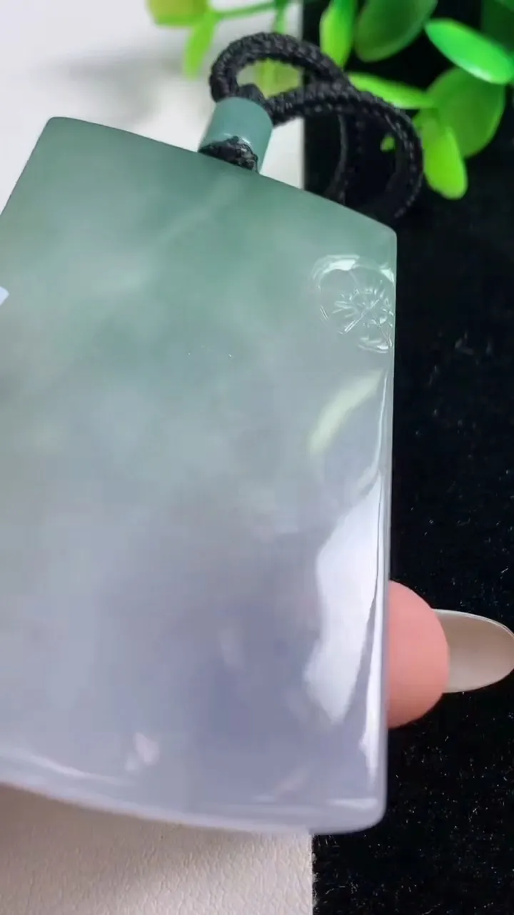 天然A货翡翠普贤菩萨吊坠，尺寸67.6-45.3-6.4，重量:47.69g
11月11日