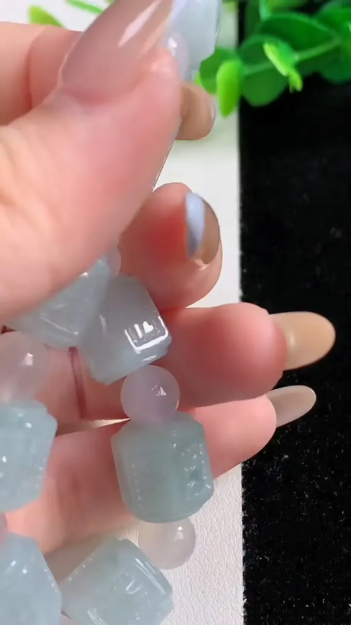 天然A货翡翠冰种飘花六字真言 路路通手串10颗，尺寸11.6-12.3，重量:51.30g
11月11日