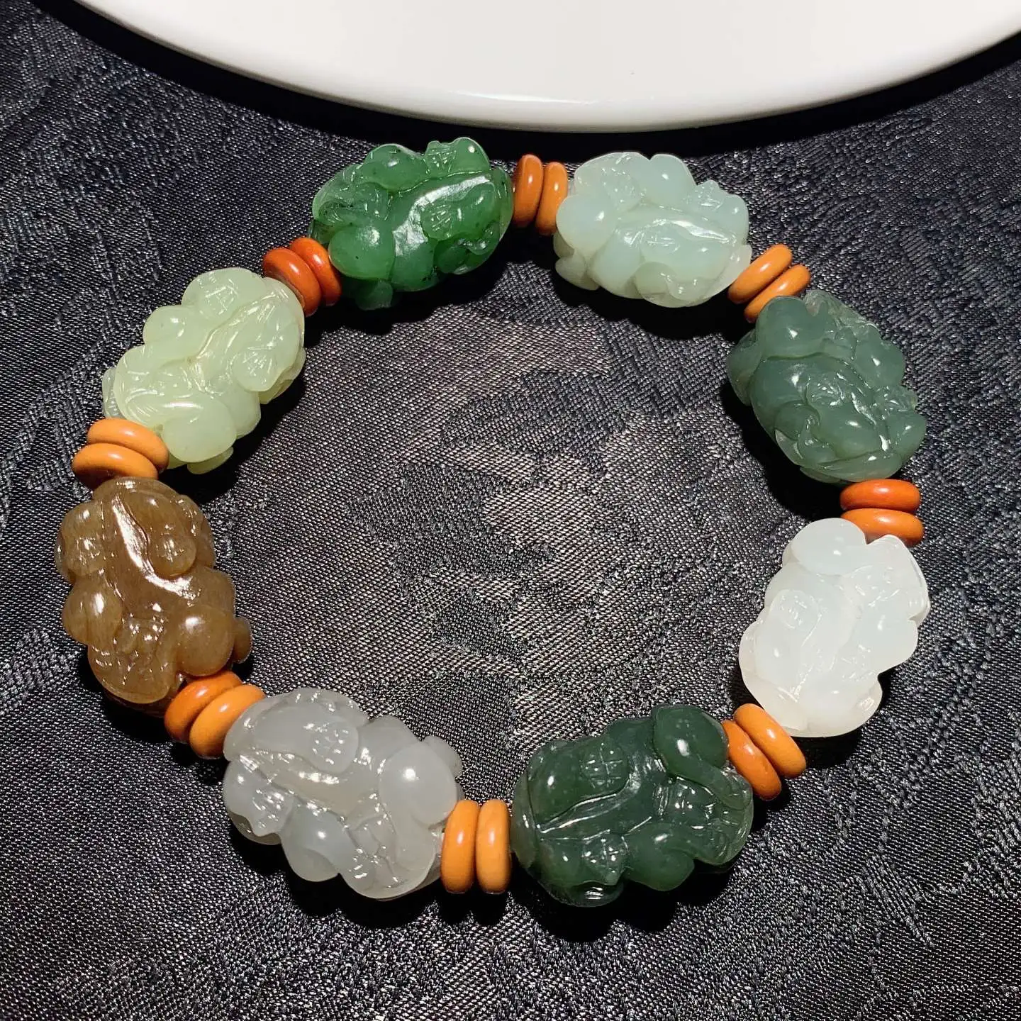 和田玉多宝招财进宝貔貅手串。单颗尺寸24/16/15重58.5克。玉质细腻油润。手推出油。佩戴高端典雅。lt251110