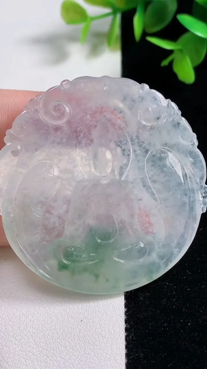 天然A货翡翠种飘花观音菩萨吊坠，尺寸54.7-53.3-5.4，重量:29.90g
11月11日