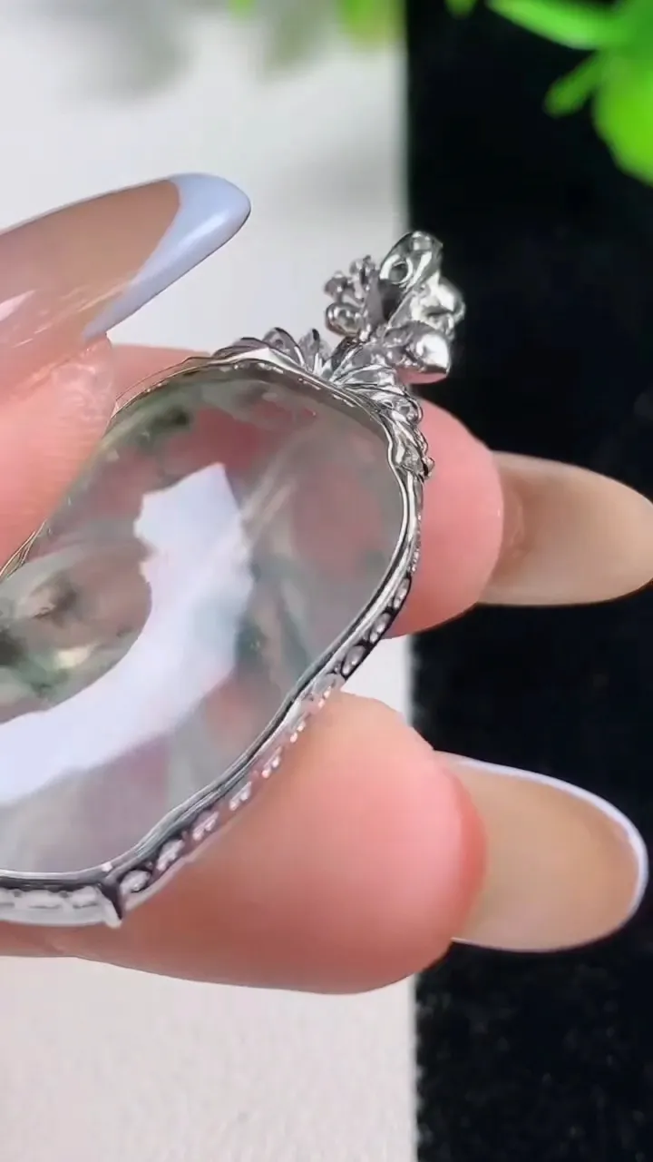 天然A货翡翠种飘花金枝玉叶 叶子吊坠，尺寸39.3-28.2-16.6-6.5，重量:5.49g
11月11日