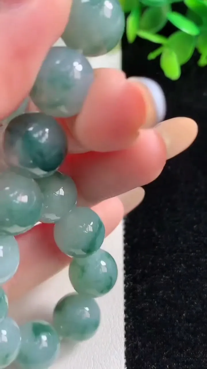 天然A货翡翠种飘花圆珠手串17颗，尺寸11.8，重量:49.94g11月11日
工厂直销收藏佳品,种好水足，色泽均匀，有种有色，上手高大气！