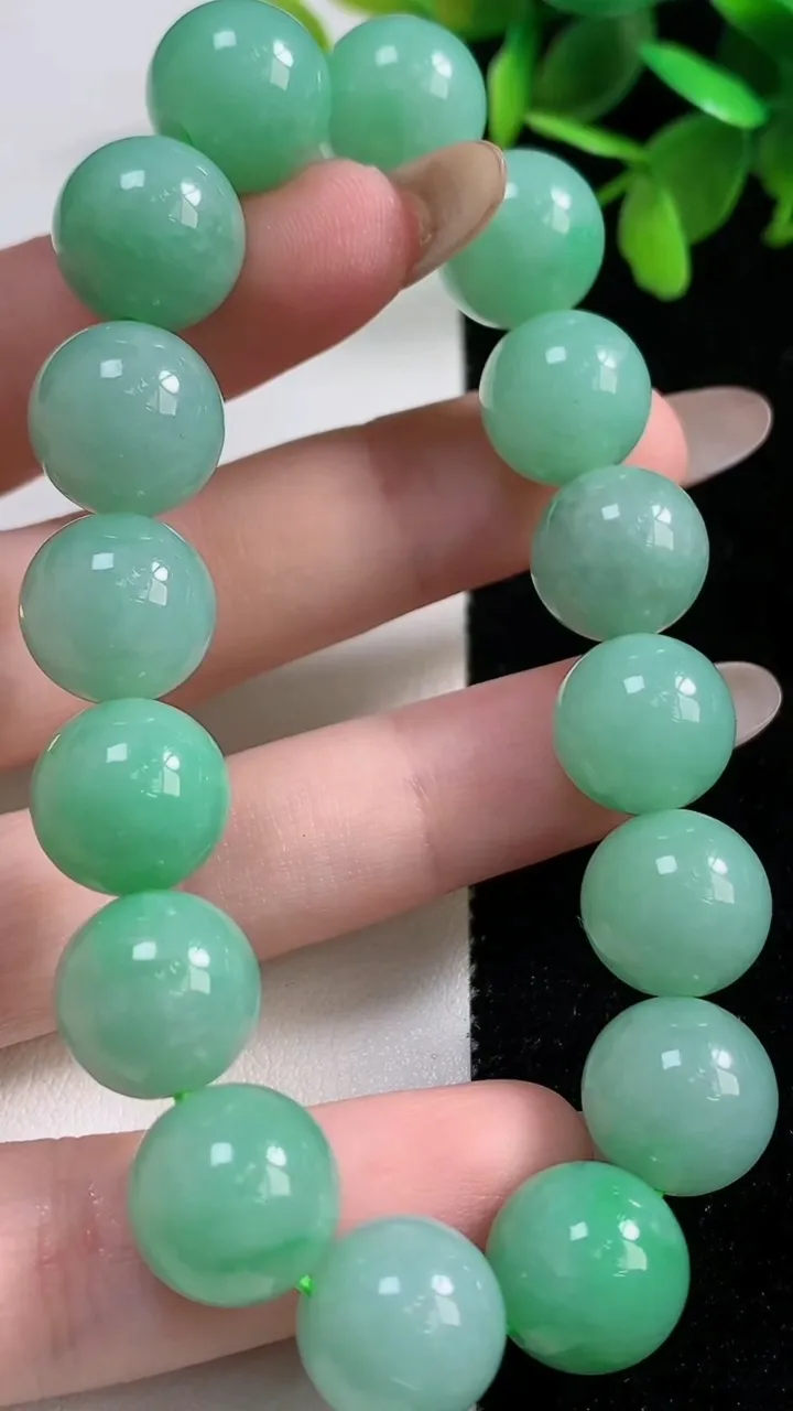 天然A货翡翠圆珠手串16颗，尺寸12.2，重量:52.52g11月11日
工厂直销收藏佳品,种好水足，色泽均匀，有种有色，上手高大气！