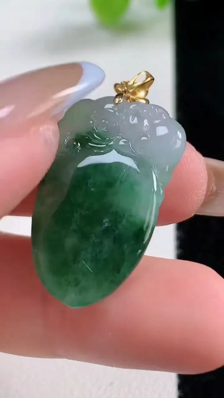 天然A货翡翠福瓜吊坠，尺寸28-17.6-4.9，重量:5.16g
11月11日