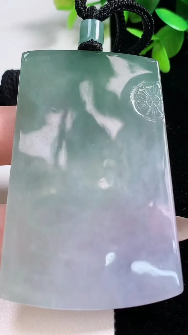 天然A货翡翠普贤菩萨吊坠，尺寸67.6-45.3-6.4，重量:47.69g
11月11日