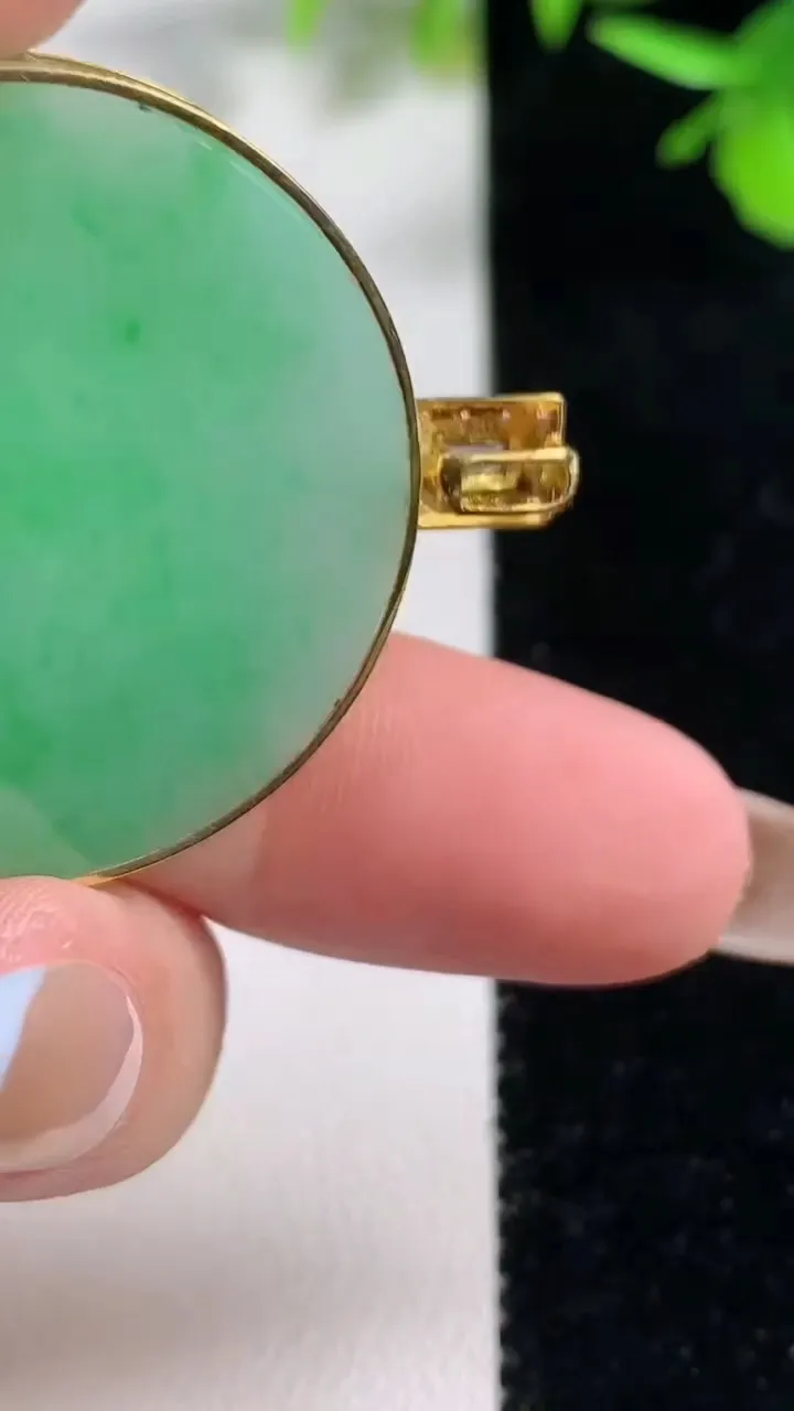 天然A货翡翠无事牌吊坠，尺寸33.8-3.8，重量:12.13g
11月11日