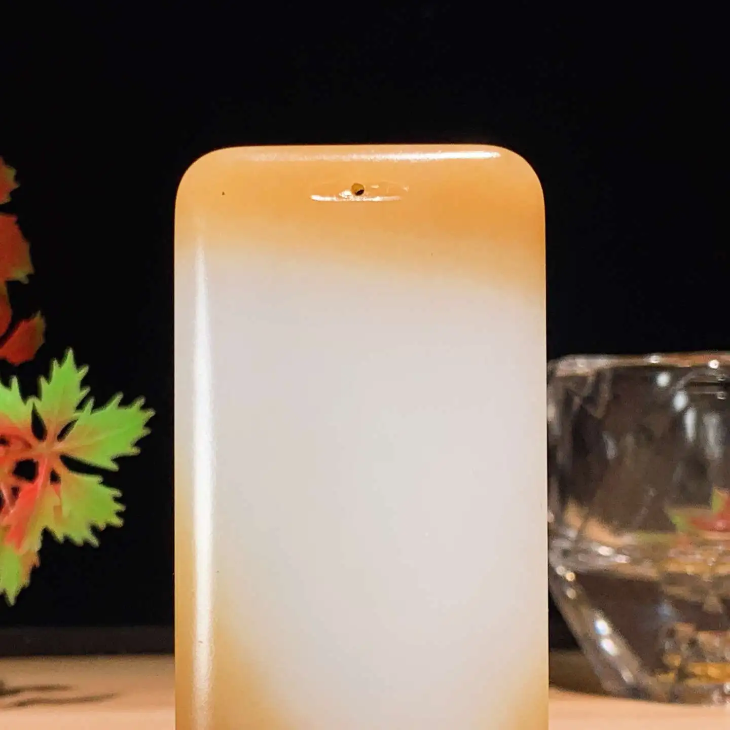 收藏级！新疆和田玉羊脂白且末糖平安无事牌挂件。 天地糖平安无事牌挂件。尺寸66/35/11重68克。玉质细腻油润。手推出油。佩戴高端典雅。lt251110