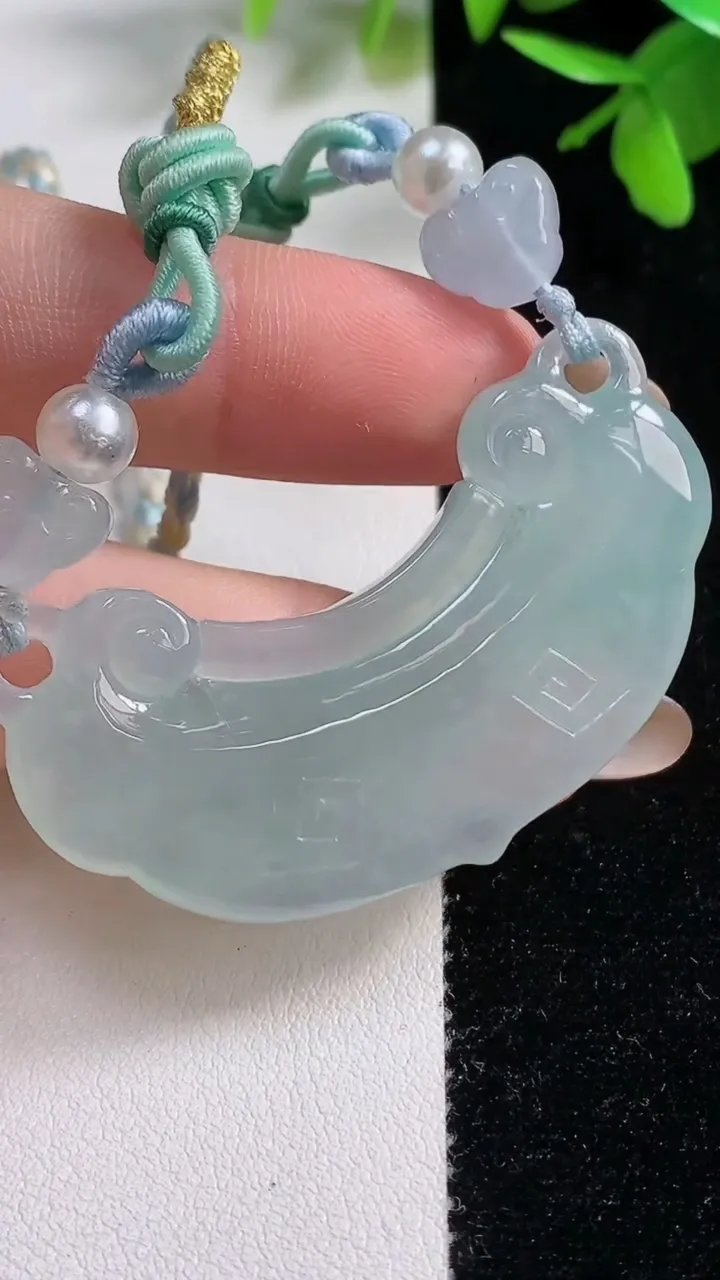 天然A货翡翠如意锁吊坠，尺寸51.7-19.7-5.5，重量:20.22g
11月11日