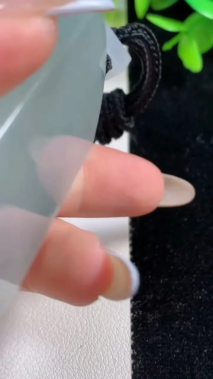 天然A货翡翠冰种飘花无事牌吊坠，尺寸52.2-35.8-6.3，重量:37.09g
11月11日