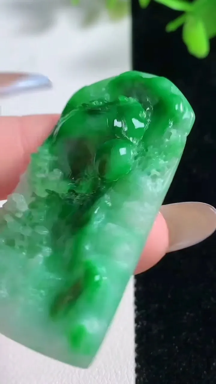 天然A货翡翠山水牌吊坠，尺寸49.2-29.5-4.1，重量:14.48g
11月11日