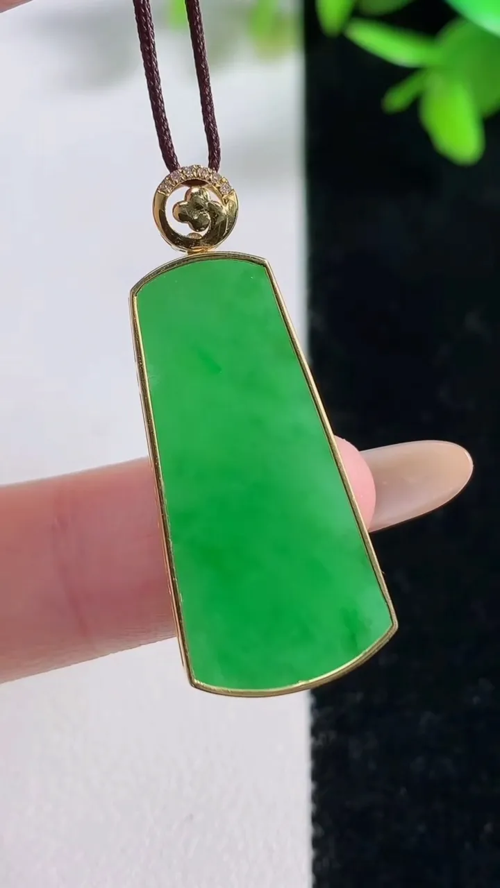 天然A货翡翠无事牌吊坠，尺寸29-14.2-3.2，重量:3.68g
11月11日